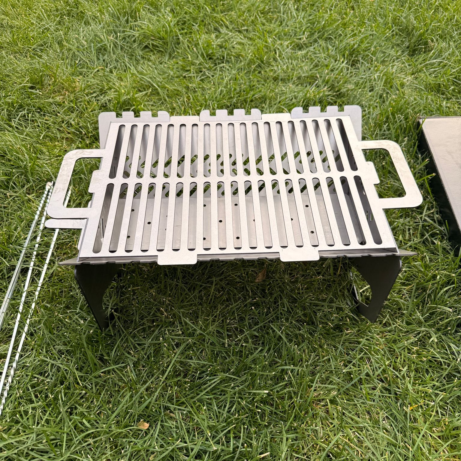 Taşınabilir Barbekü Izgarası - Barbekü Izgarası Görseli: Metal şemsiye kazığı veya şemsiye ayağı için üretilmiş sağlam ve dayanıklı bir bağlantı elemanı.